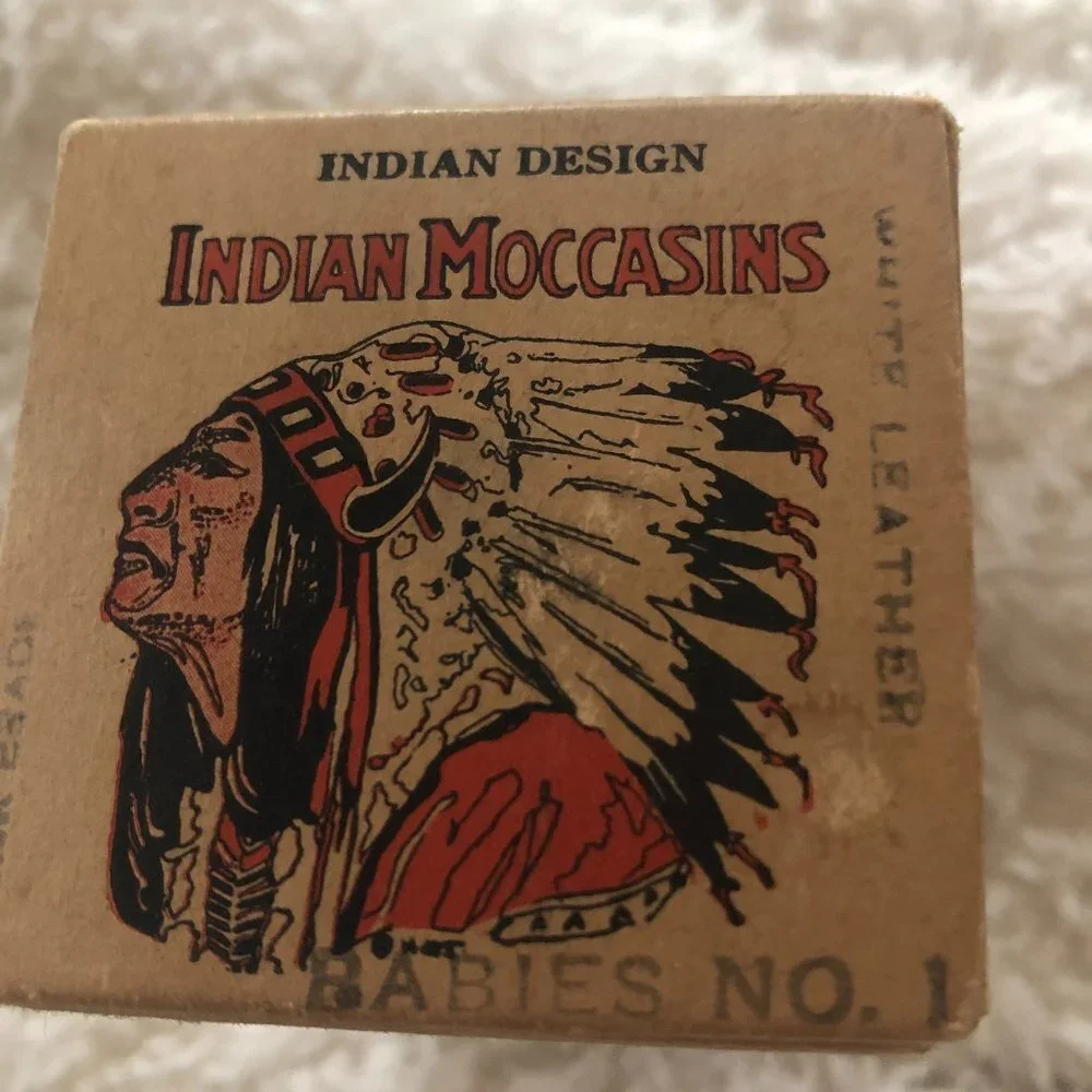 VINTAGE INDIAN DESIGN INDIAN MOCCASINS BABIES NO 1 WHITE LEATHER